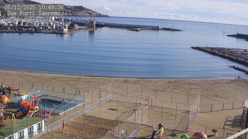 Sanremo: Vista della spiaggia di - e della marina di Portosole