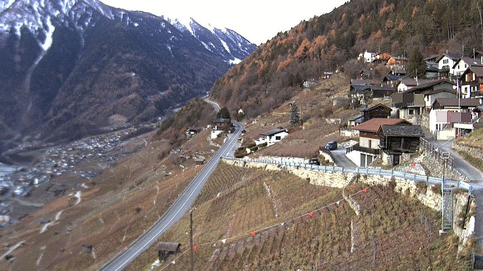 Ravoire: Vue sur la route du Col de la Forclaz sur Martigny Valais Suisse.- France