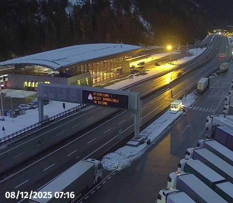 Brenner - Brennero › South: A22/E45 Brennerautobahn − Autostrada-del-Brenn., Richtung/direction: Bozen-Bolzano [km 1,00