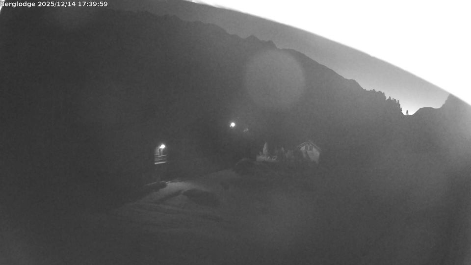 Innertkirchen: Hotel Steingletscher - Blick zur Steinalp Lodge und Giglistock