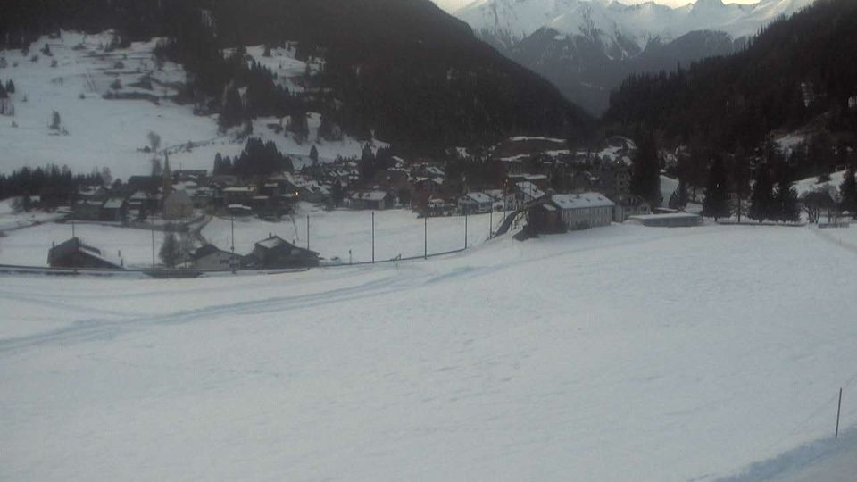 Bergun: Blick auf das Dorf und die Albulalinie
