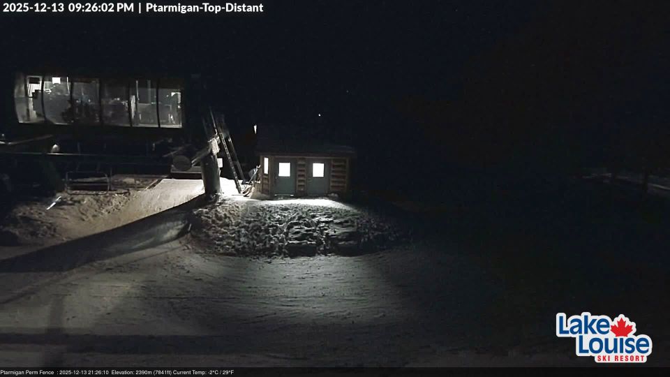 Lake Louise: Ski Area: The Fairmont Chateau - looking towards the Ski Area