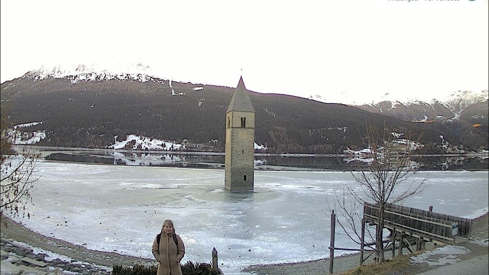 Graun - Curon Venosta: Kirchturm von Altgraun - Reschensee
