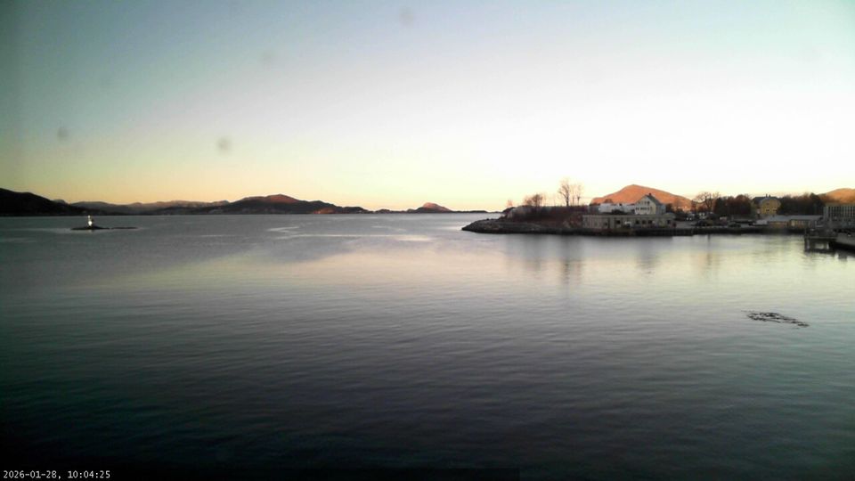 Fosnavag: Mot vest til nordvest fra Larsnes sentrum