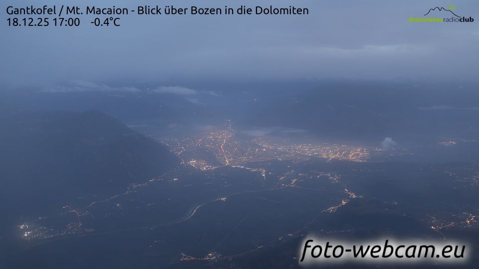 Eppan an der Weinstrasse - Appiano sulla Strada del Vino: Gantkofel - Mt. Macaion - Blick über Bozen in die Dolomiten