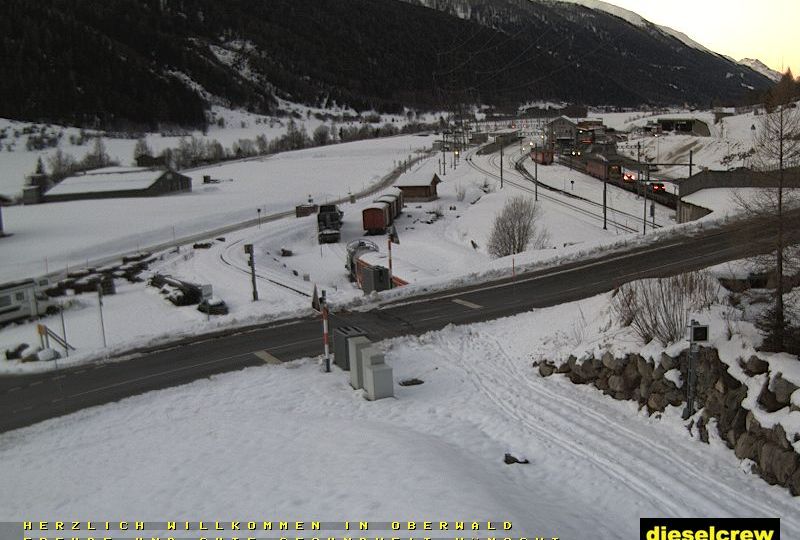 Oberwald: Schweiz, Wallis: Blick zu den Bahnhöfen der Dampfbahn Furka-Bergstrecke und der Matterhorn-Gotthard-Bahn