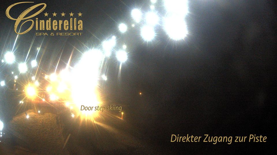 Obertauern: Hotel Cinderella - Blick auf die Flutlichtpiste und die Edelweißsesselbahn in