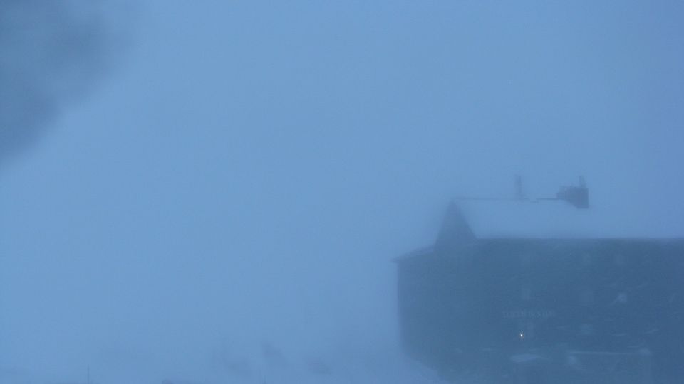 Pec pod Snezkou: Krkonoše - Luční bouda (pohled na boudu se sezením)