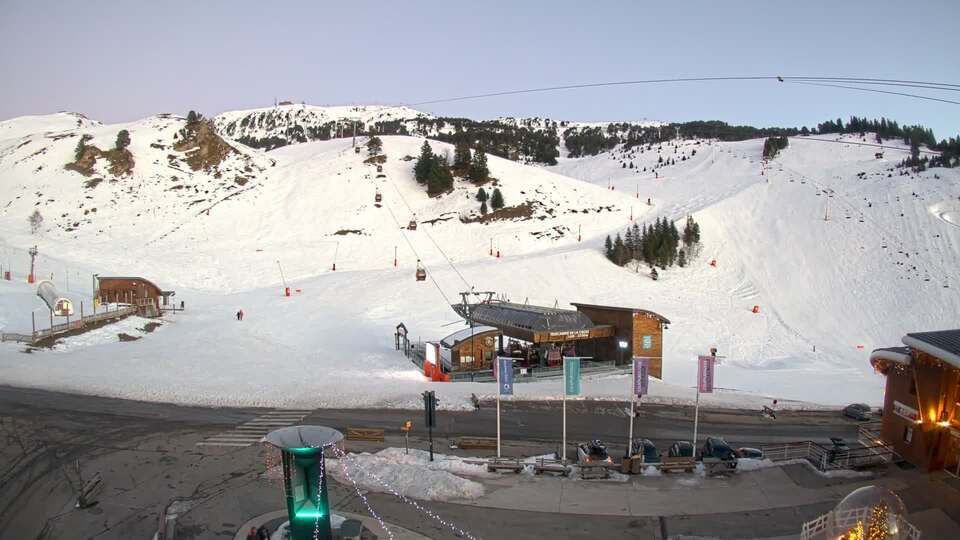 Chamrousse: Rhône-Alpes, France - Front de Neige Recoin