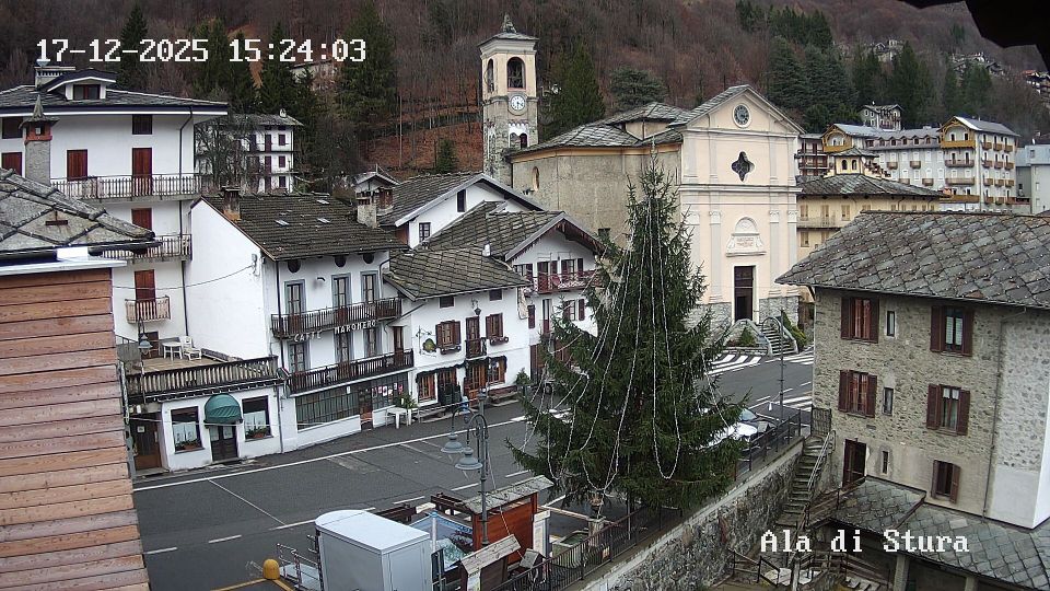 Ala di Stura › North: Piazza Centrale