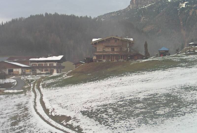 Weissbach bei Lofer › North: Oberweissbach - Blick zu Ferienwohnungen Waidring mit Gasthfof Oberweissbach, Bogenparcours und Kinderland