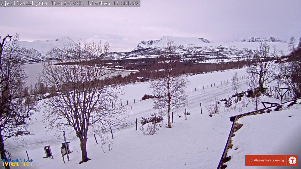 Oppdal › West: Utsikt fra Gjevilvasshytta mot Okla, Gjevillvatnet og Hemre Gjevillvasskamben