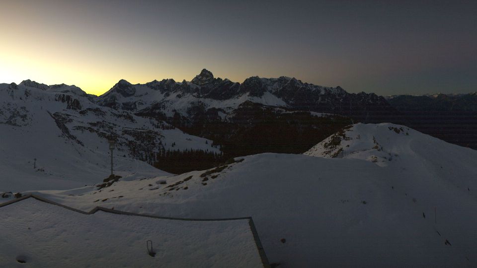 Gemeinde Tschagguns: Hüttenkopfbahn Bergstation - Aussergolmbahn Bergstation - Bewegungsberg Golm - Berghof Golm - Familie Roman Tagwercher - Tschaggunser Mittagspitze - Tschagguns - Zimba - Sulzfluh - Schruns