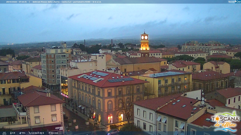 Cecina › North: Toscana, Italia: Vista dall'alto, verso nord, della città di - LI) con, sullo sfondo, la vista delle Alpi Apuane meridionali