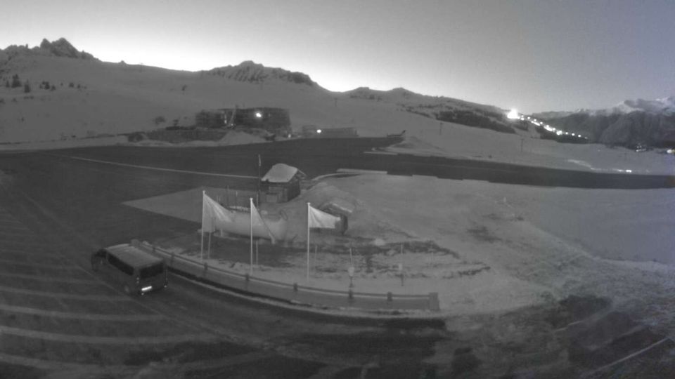 Courchevel › North-west: Airport - Auvergne-Rhône-Alpes, France: Runway 04