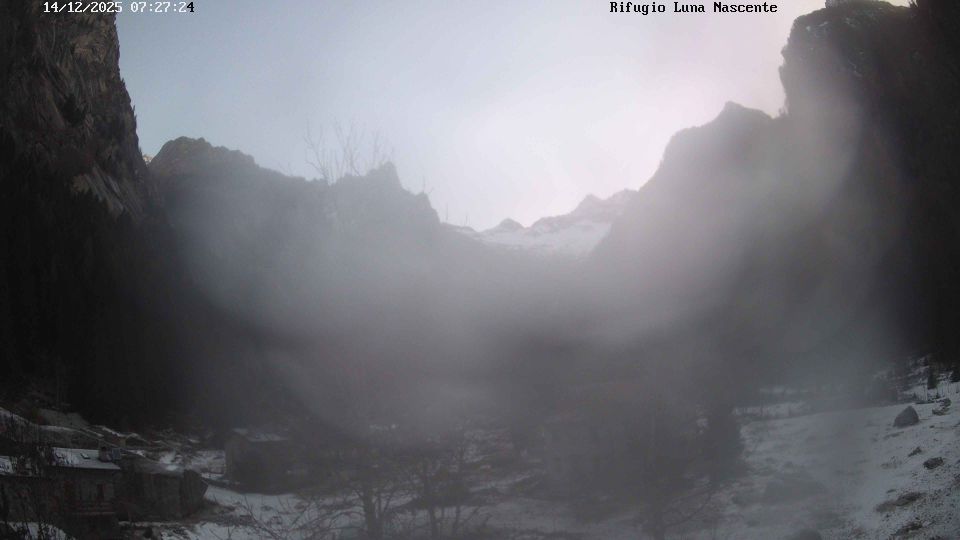 Val Masino › North-east: Refuge Moon Rising - Val di Mello