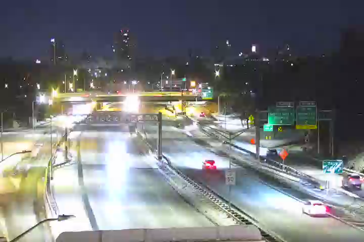 New York › West: 907M at 55th Avenue