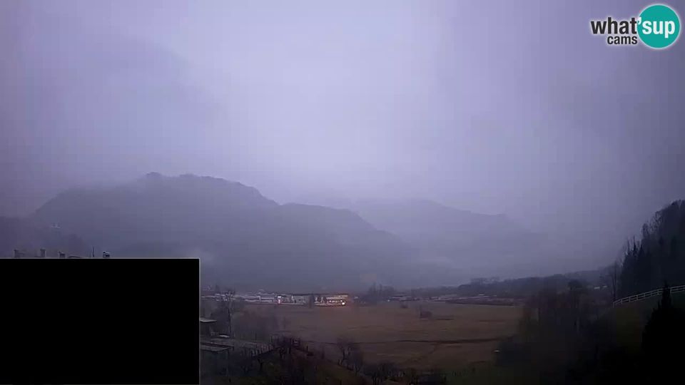 Svino: Webcam Kobarid - landing site for sailing paragliders in Kobarid with Ozben takeoff