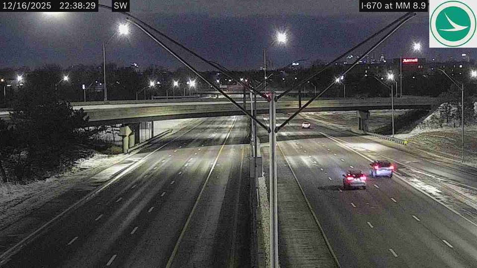 East Columbus: I-670 EB at MM 8.9, Airport Dr/International Gateway