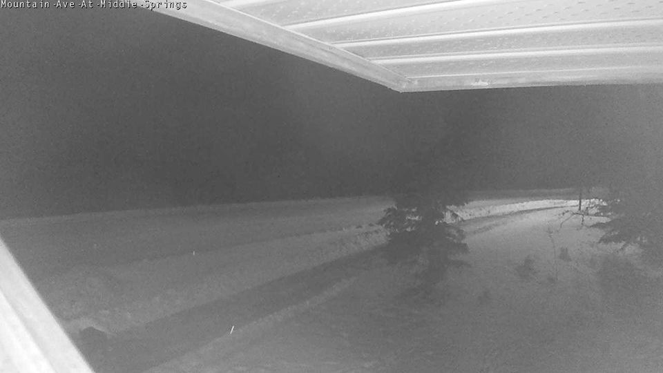 Banff: Mountain Ave at Middle Springs