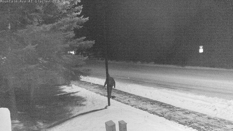 Banff: Mountain Ave at Glacier Dr