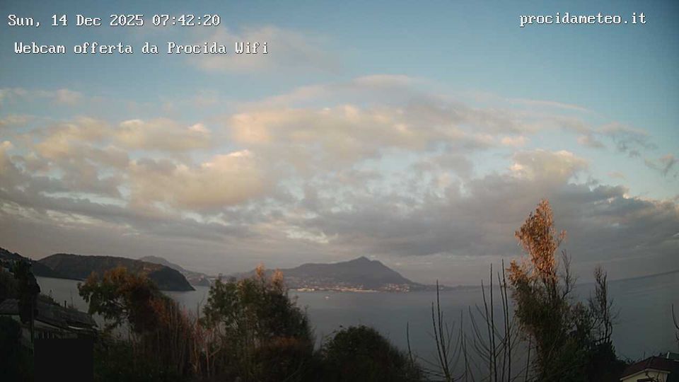 Procida › West: Spiaggia libera di Ciraccio