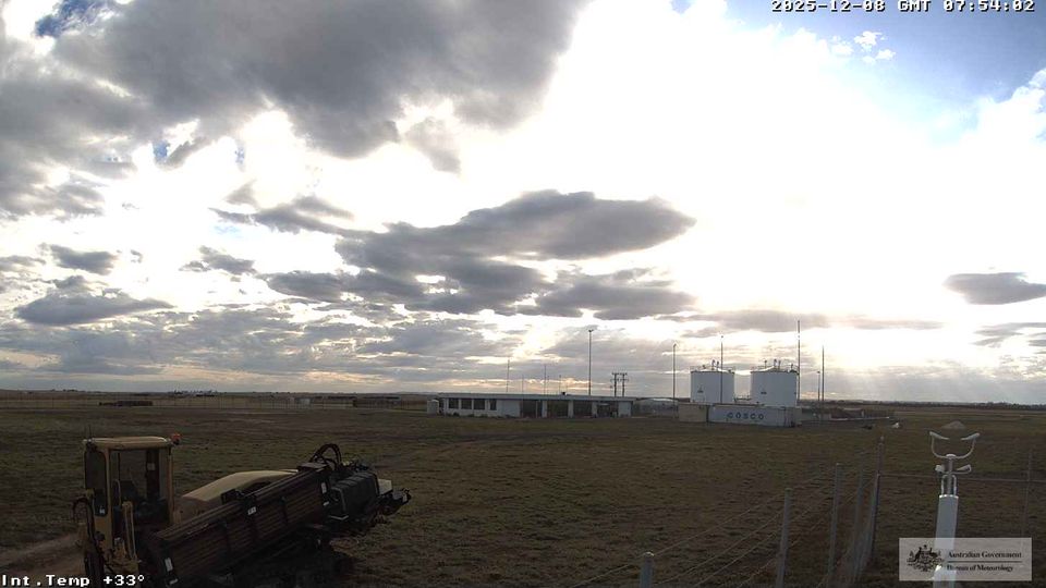 Parkes › South-west: Avalon Airport -> 210 deg