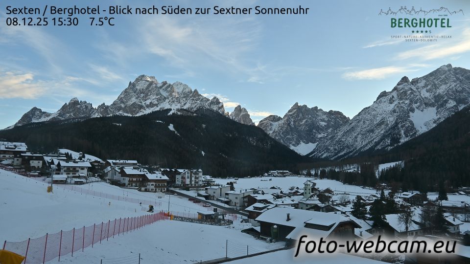 Sexten - Sesto: Berghotel - Blick nach Süden zur Sextner Sonnenuhr
