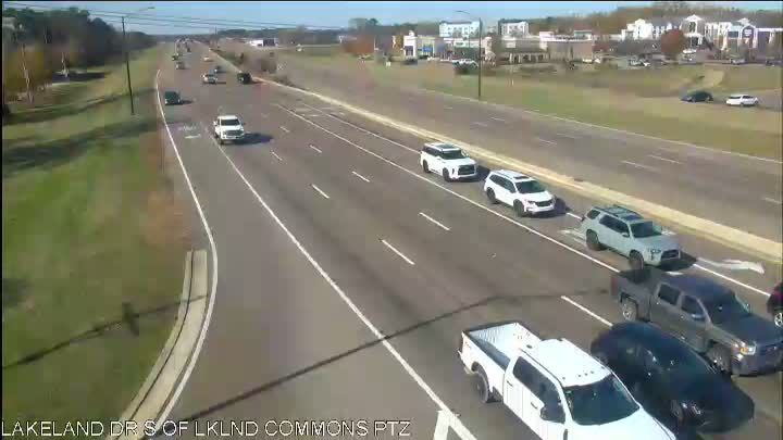 Luckney: Lakeland Dr at Lakeland Commons Dr