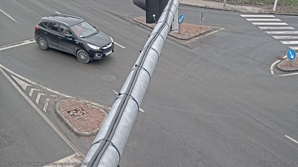 Erd: Fenyves-Parkvaros: Érd, Iparos utca - M7 autópálya C-D ág -> jelzőlámpa-oszlop sziget