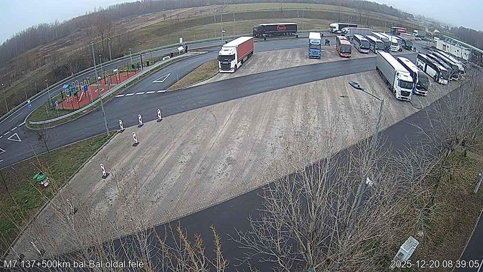 Balatonlelle: Kisperjes: M7 Balatonlelle pihenő, bal oldal -> Bal oldal