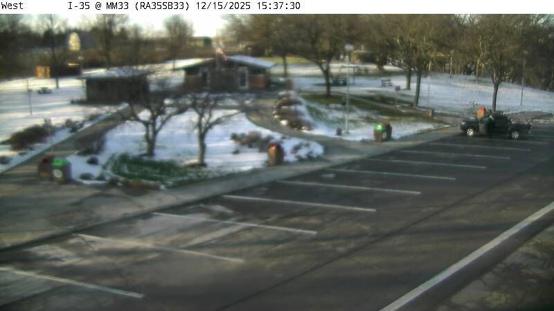 Osceola: Rest Area: I-35 SB MM 33 near - Car Parking