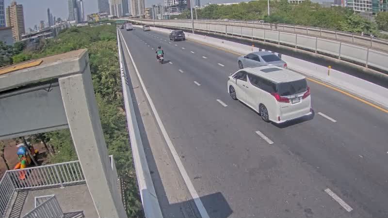 Khlong Ton Sai Subdistrict › West: Krung Thon Buri Road