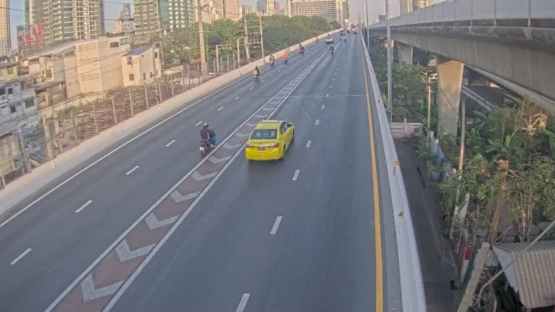 Khlong Ton Sai Subdistrict › East: Krung Thon Buri Road