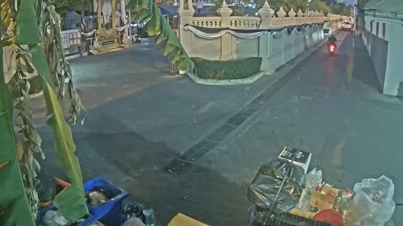 Wachira Phayaban Subdistrict: Ratchawithi Frontage Road