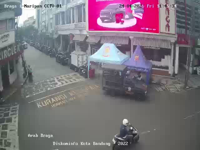 Bandung: Bandros Braga HPI Kota Bandung (Bandung Tour on Bus) - Icon Braga - Bank BJB - Cabang Utama Bandung - Taman Braga - ICON HUB - Jalan Braga - Jalan Naripan