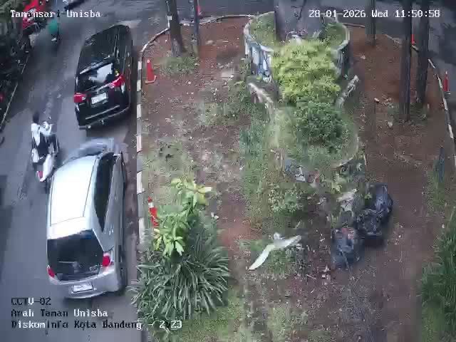 Bandung: TAMAN SEGITIGA PATUNG TOGA UNISBA