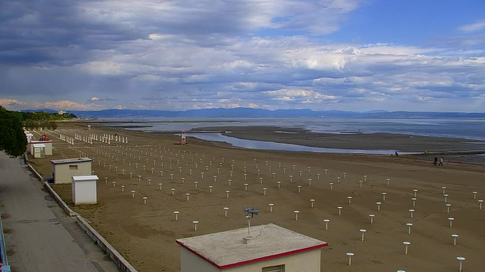 Grado: Beach and Aquapark Views in Real Time