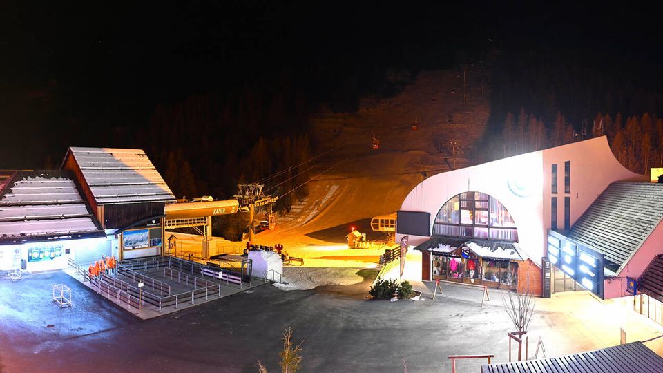 Saint-Chaffrey: Place du Téléphérique