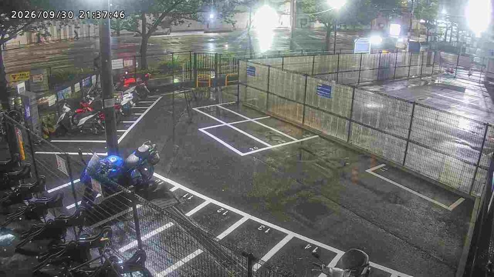 Marunouchi 3 › South-east: TOKYO PUBLIC 丸ノ内鍛冶橋オートバイ専用駐車場