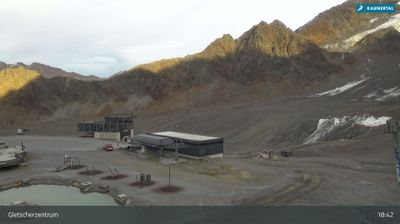 Graun - Curon Venosta › South-east: Falginjochbahn Talstation - Begehbare Gletscherspalte - Snowpark Kaunertal
