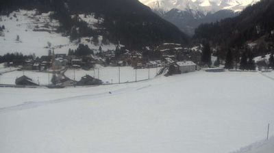 Bergun: Blick auf das Dorf und die Albulalinie