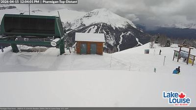 Lake Louise: Ski Area: The Fairmont Chateau - looking towards the Ski Area
