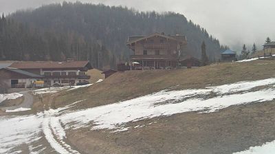 Weissbach bei Lofer › North: Oberweissbach - Blick zu Ferienwohnungen Waidring mit Gasthfof Oberweissbach, Bogenparcours und Kinderland