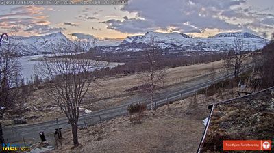 Oppdal › Oest: Utsikt fra Gjevilvasshytta mot Okla, Gjevillvatnet og Hemre Gjevillvasskamben