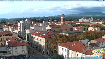 Cecina › North: Toscana, Italia: Vista dall'alto, verso nord, della città di - LI) con, sullo sfondo, la vista delle Alpi Apuane meridionali