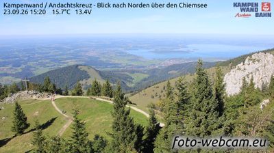 Aschau im Chiemgau: Kampenwand - Andachtskreuz - Blick nach Norden über den Chiemsee