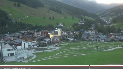 Hinterglemm › South-west: Turmlift Talstation - Pfarrkirche St. Nikolaus u. Bartholomäus Saalbach - Schattberg X-press - Saalbach