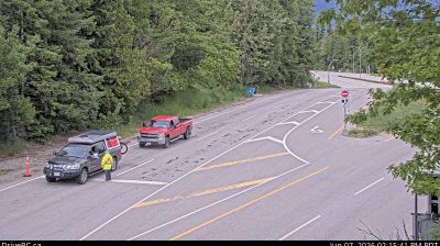 Trout Lake › Nord: Highway 23 near the Upper Arrow Lake ferry landing at Shelter Bay, looking north at lineup