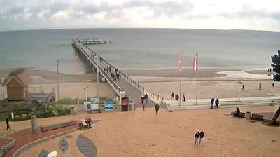 Scharbeutz › East: Kranichskulptur - Seebrücken-Arena Scharbeutz - Seebrücke Scharbeutz